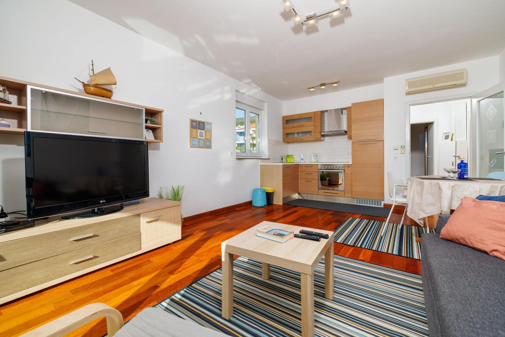Helena Apartment *